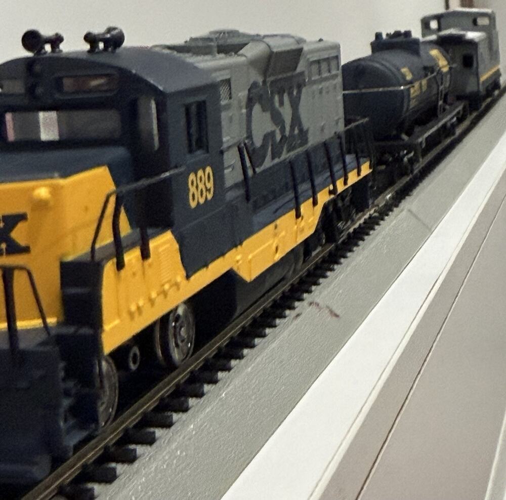 HO SCALE CSX LOCOMOTIVE, Tanker, Caboose. Walthers